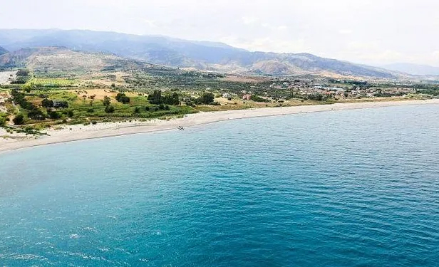 Panorama costiero di Isca sullo Ionio con spiaggia e colline