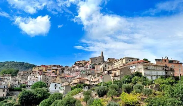 Borgo storico di Isca sullo Ionio con case sul colle e campanile