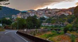 Strada panoramica e vista del borgo di Isca sullo Ionio